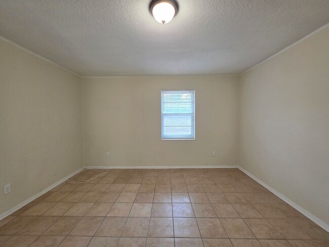 Building Photo - 5BR/2BA home with large family room