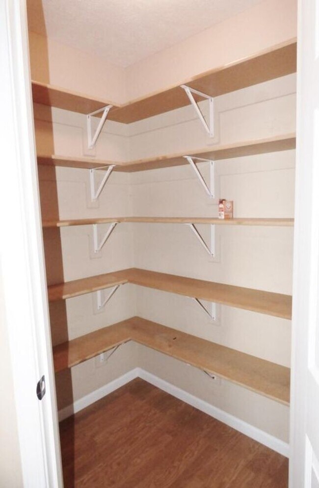 Building Photo - 4 bedroom 2.5 bathroom duplex located in a...