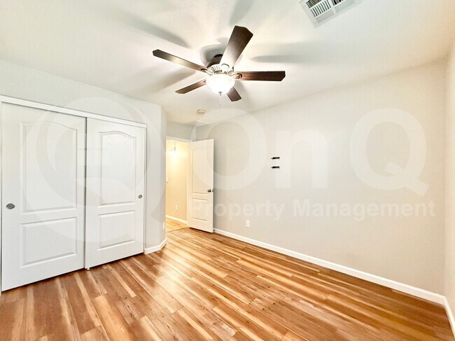 Building Photo - 1032 E Daniella Dr