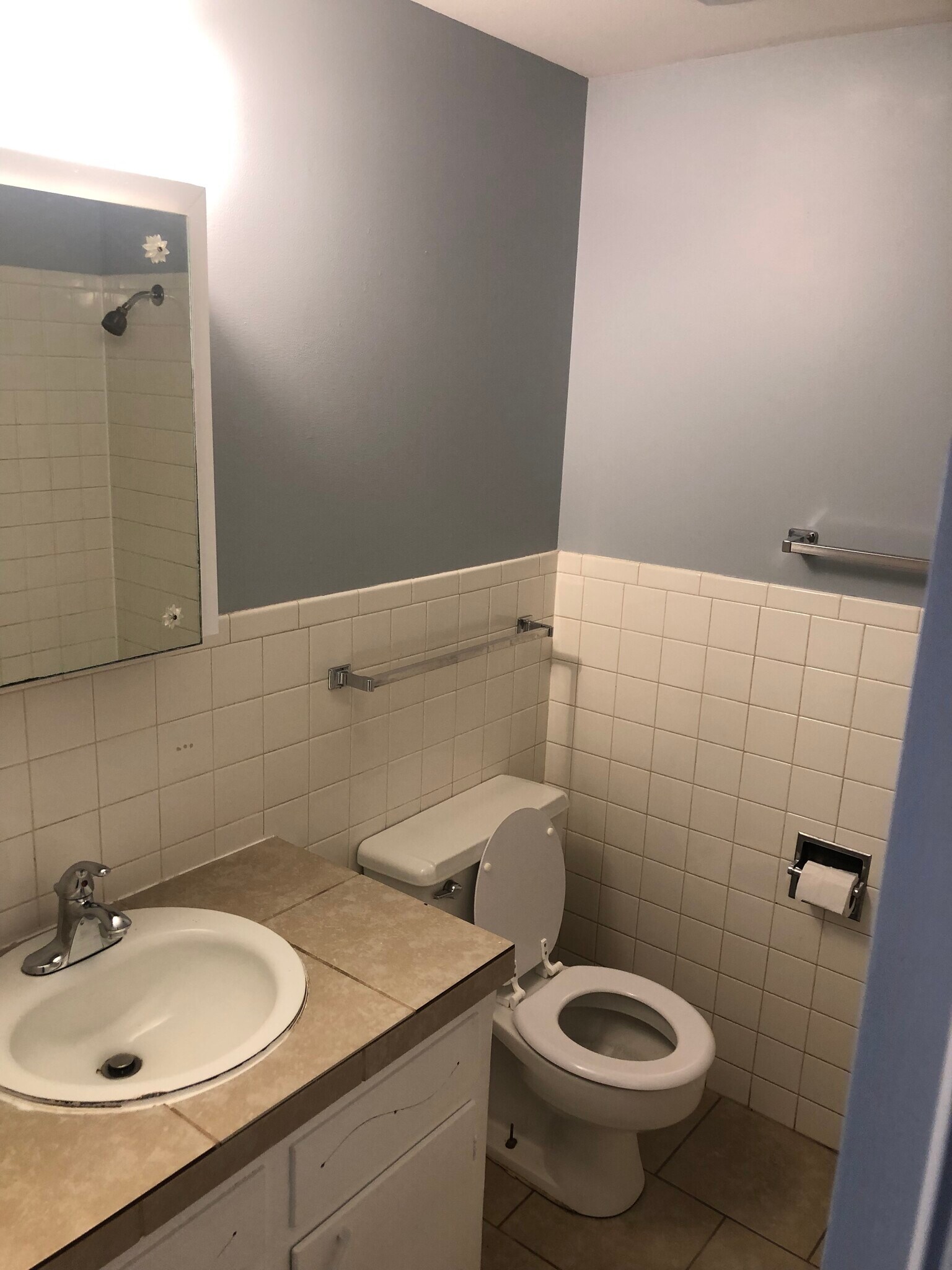 Building Photo - 2358 S Crestway St