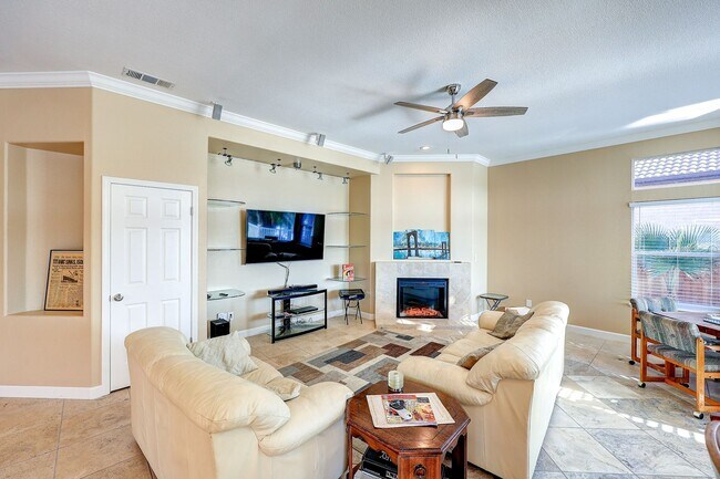 Building Photo - OPEN FLOOR PLAN WITH SIDEYARD PARKING AND ...