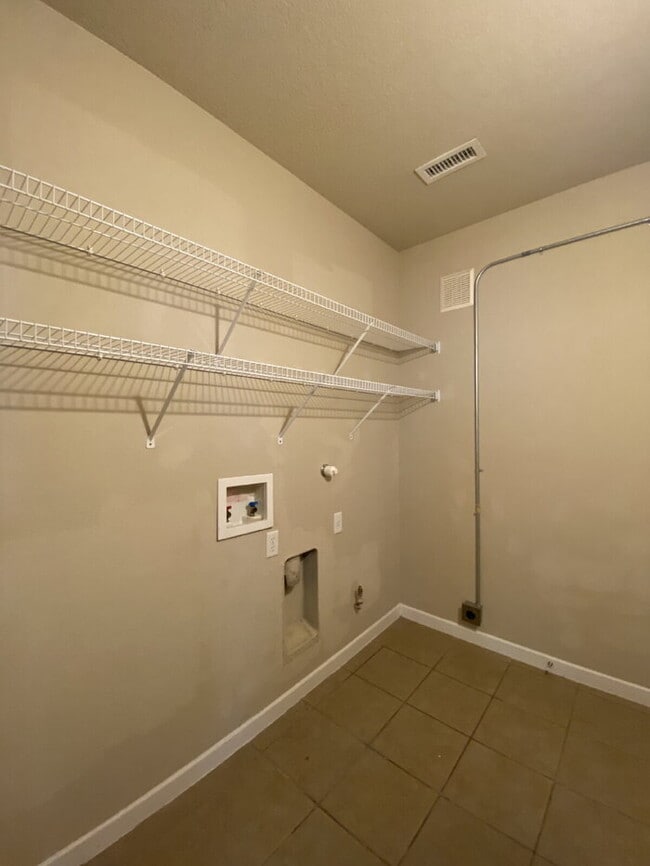 Building Photo - Spacious- 2 Living Rm/3BR/2Bath in Cabezon