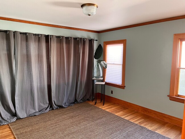 Front Bedroom - 1216 N Mariposa Ave