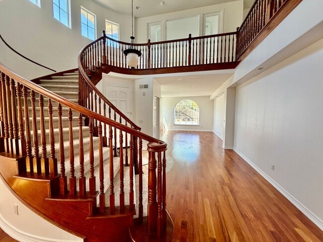 Building Photo - Elegant 5 Bedroom Home With Sweeping Staircase and Tons of Space!