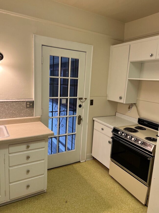 Building Photo - 2 Bedroom Unit in the the old Beta Theta Pi Fraternity House near UofO Campus