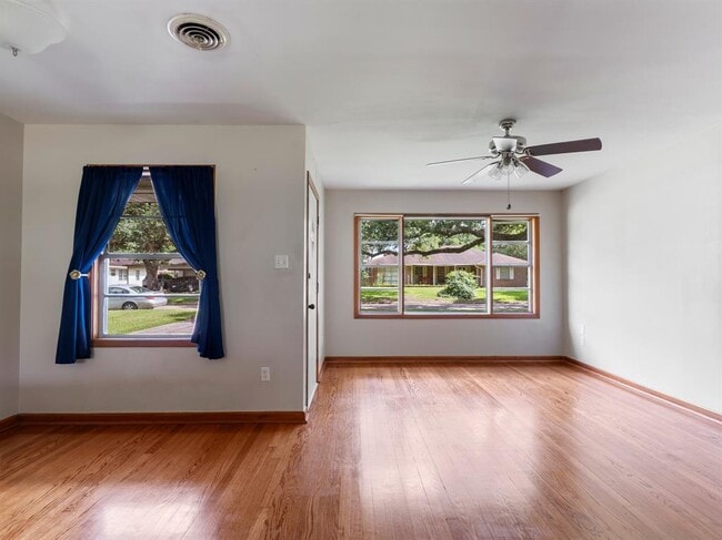 Building Photo - 2112 Hillcrest Dr