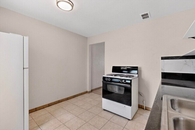 Building Photo - 540 Cardenas Dr SE