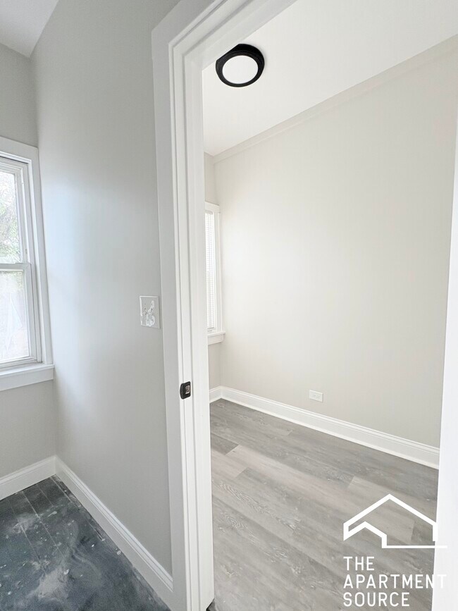 Building Photo - 2937 N Fairfield Ave