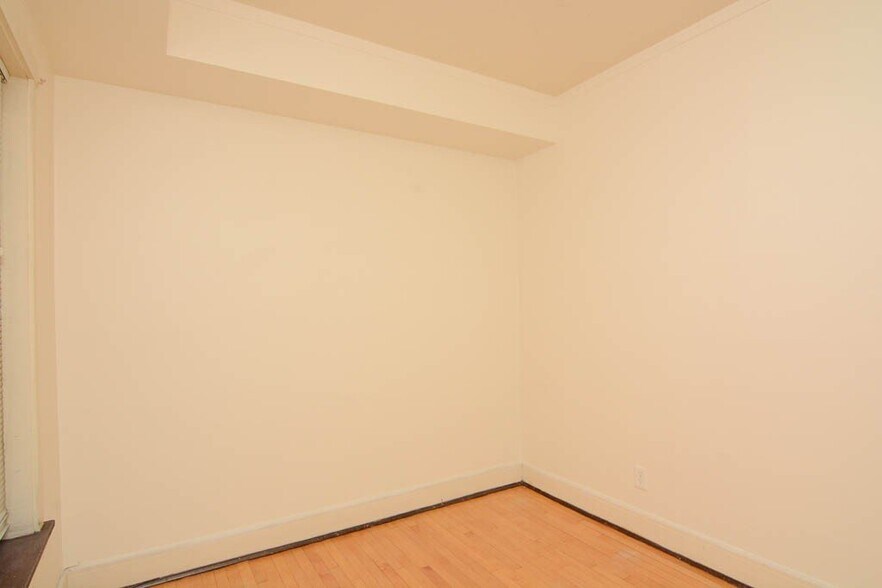 Building Photo - 1309 W Newport Ave