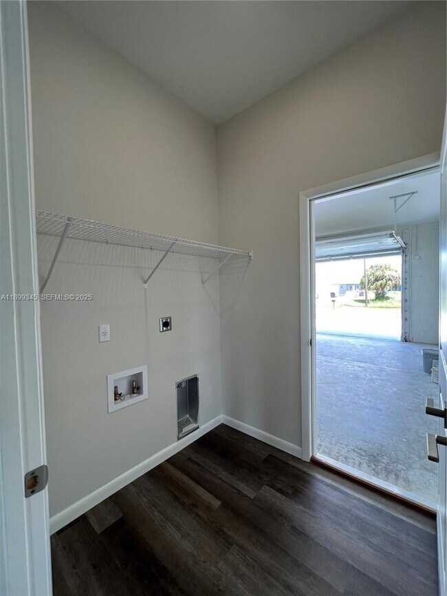 Building Photo - 1060 Capri Cir