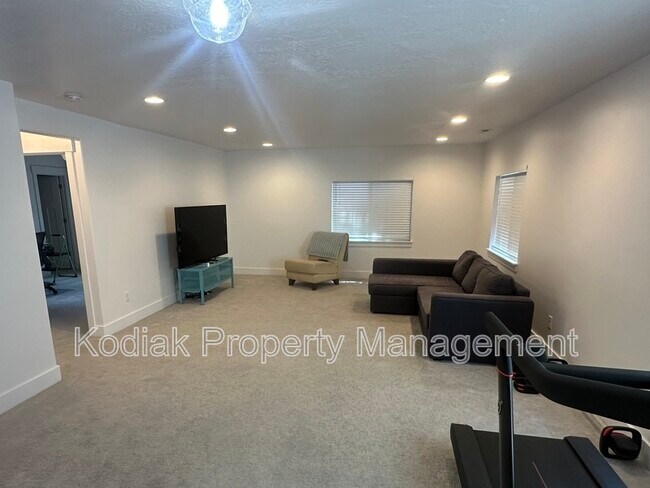 Building Photo - 912 Queensmill Ln