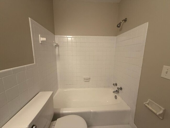 Building Photo - 2 Bedroom Unit was recently renovated. Liv...