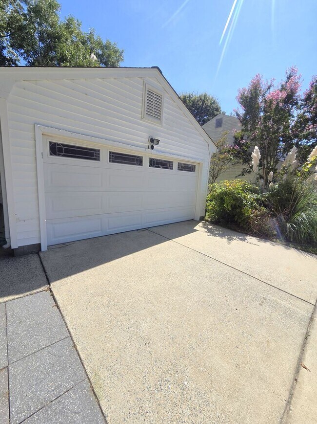 Building Photo - 10 Great Lakes Dr