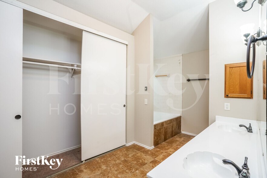 Building Photo - 2338 Loyanne Dr