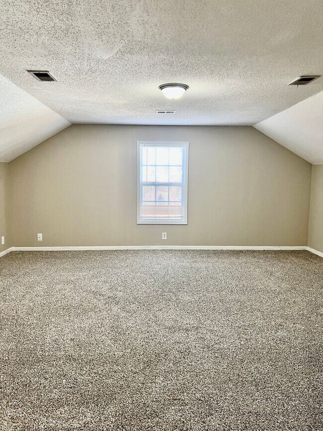 Building Photo - Newly Renovated Home Off Trenton Rd!