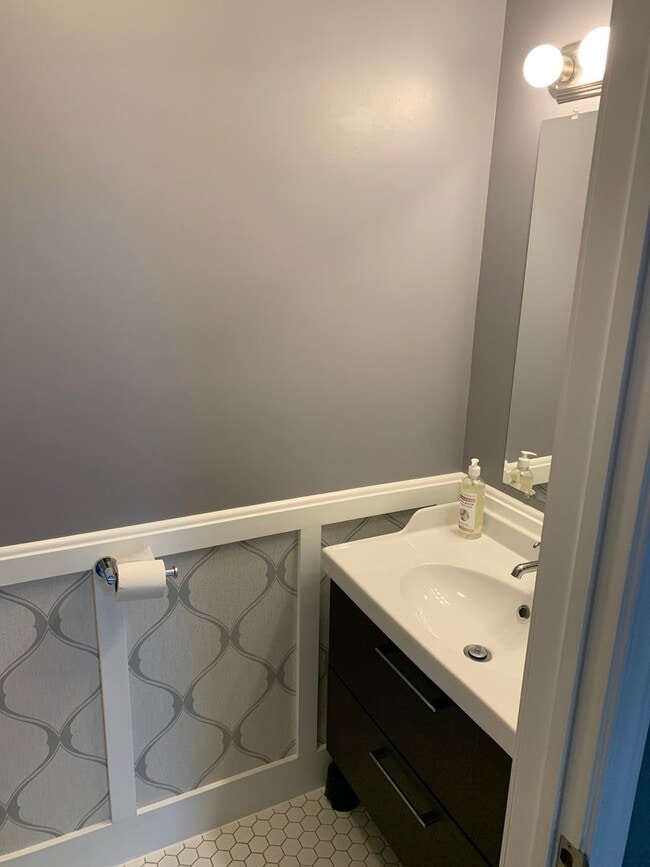 Building Photo - Gorgeous 2 Story, 3 bd/2.5 ba Townhome With Ample Space