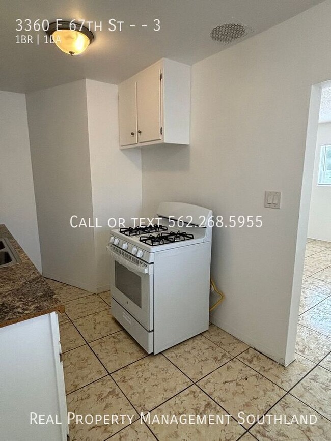 Building Photo - 1 Bedroom Available now! Accepting section...