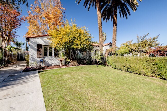 Building Photo - 3 Bedroom/2.5 Bath Home with a Mother In Law Unit - $2595 per month!