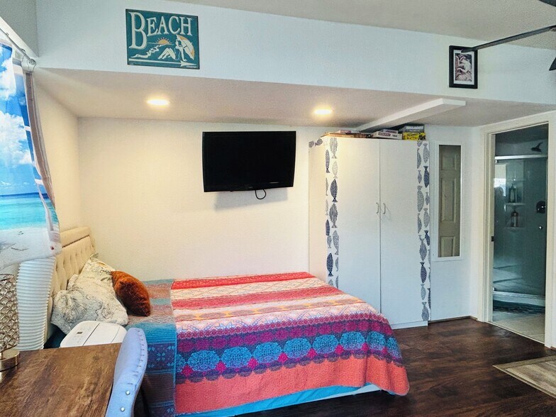 Building Photo - 604 17th St