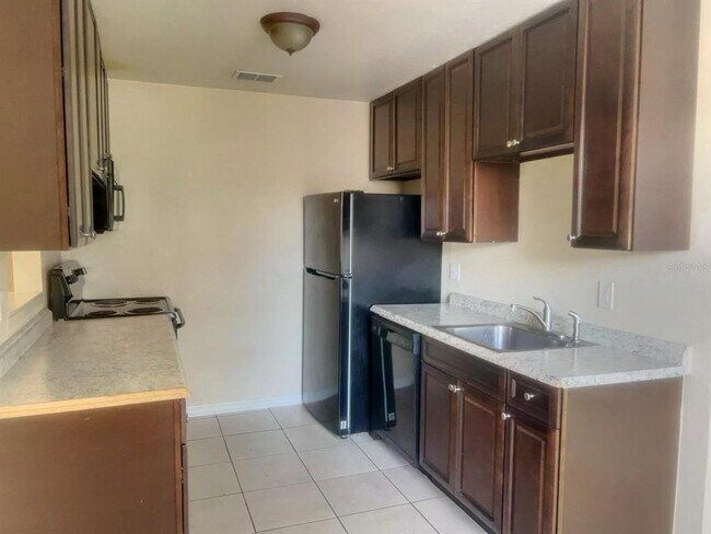 Building Photo - 4027 Versailles Dr