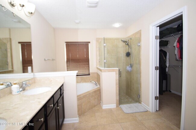 Building Photo - 12593 Itani Wy