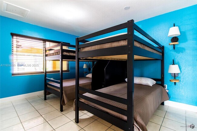 Building Photo - 985 SW 10th St