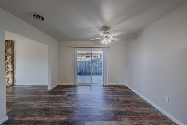 Building Photo - 16562 Sabot Ln