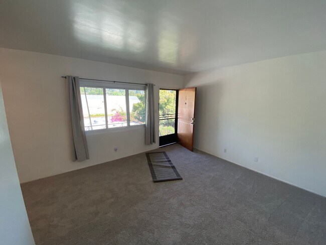 Building Photo - 1 Bedroom 1 Bath Apartment in Los Feliz!