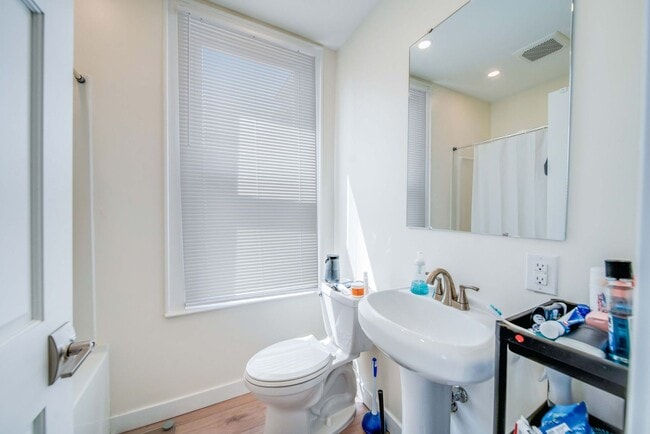 Building Photo - Massive Newly Renovated 11-Bedroom House o...