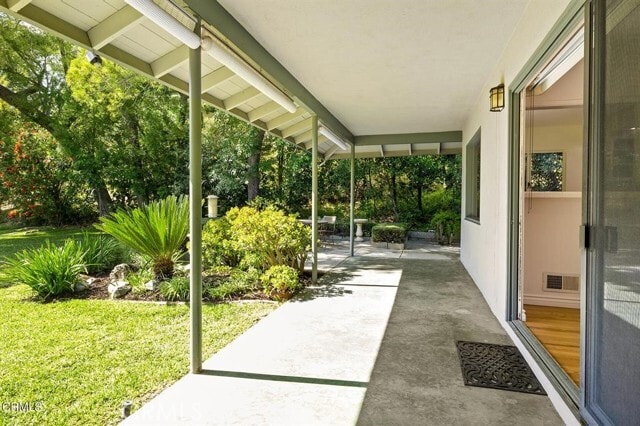 Building Photo - 2055 Liliano Dr