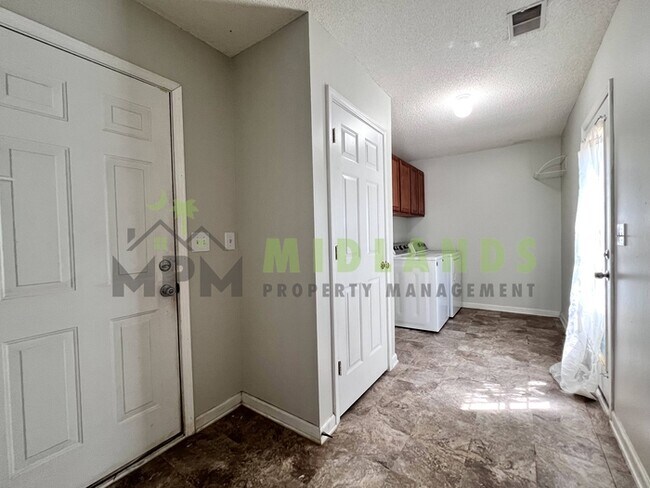 Building Photo - 523 Whitewater Dr