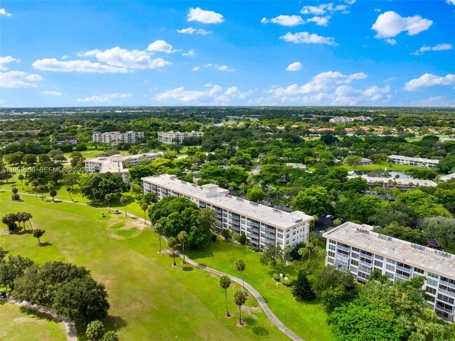 Building Photo - 3850 Oaks Clubhouse Dr