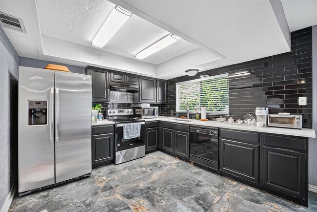 Building Photo - 15927 Eastcape Dr