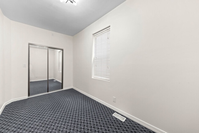 Building Photo - 2630 N Hamlin Ave