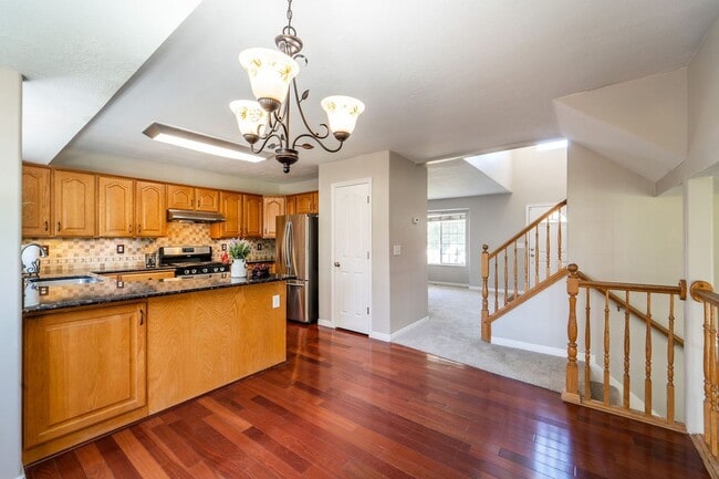 Building Photo - Beautiful Home in Midvale w/ attached 2 ca...