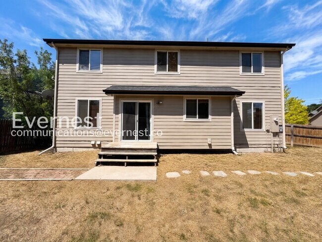 Building Photo - 5 Bed, 3.5 Bath Home with Fenced Yard & Garage / Available Now!