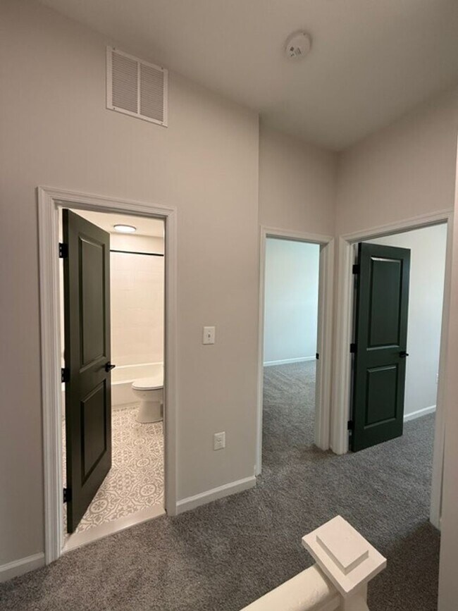Building Photo - Beautifully Renovated 4BR/2.5BA Home