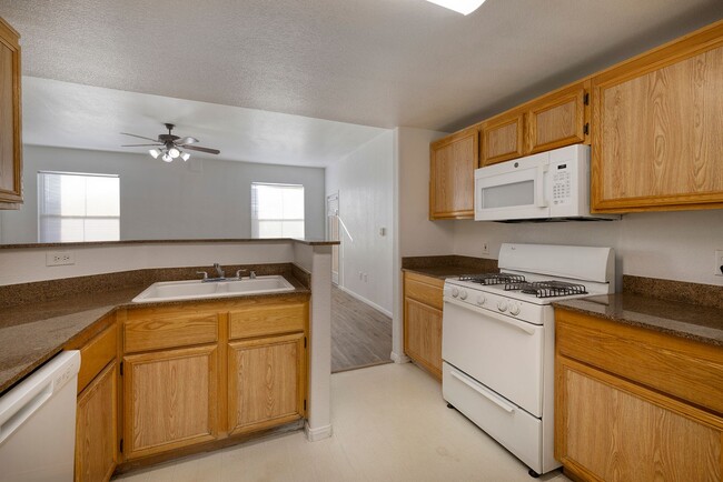 Building Photo - GREAT 2 BEDROOM CONDO IN THE SW - GATED CO...