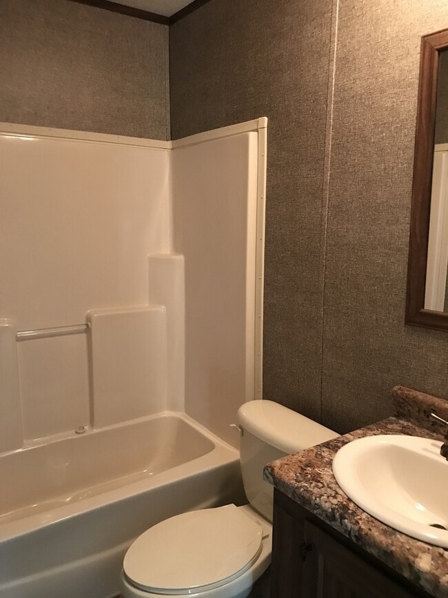 Building Photo - 2 Bedroom 2 Bath