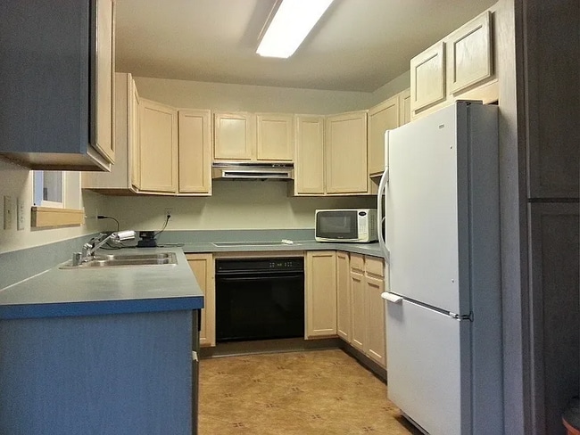Building Photo - Spacious split entry home