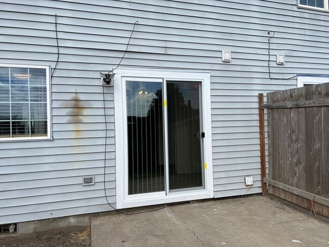 Building Photo - Updated 3 bedroom 1.5 bath duplex!
