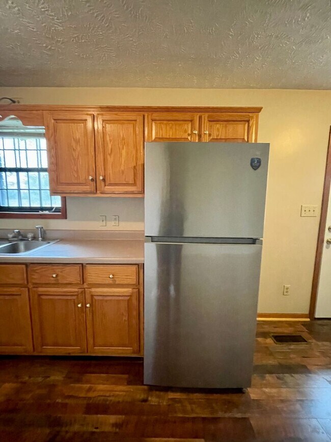 Building Photo - Deposit Special !