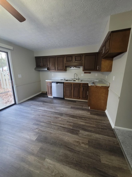 Primary Photo - 1012 Schneider St SE