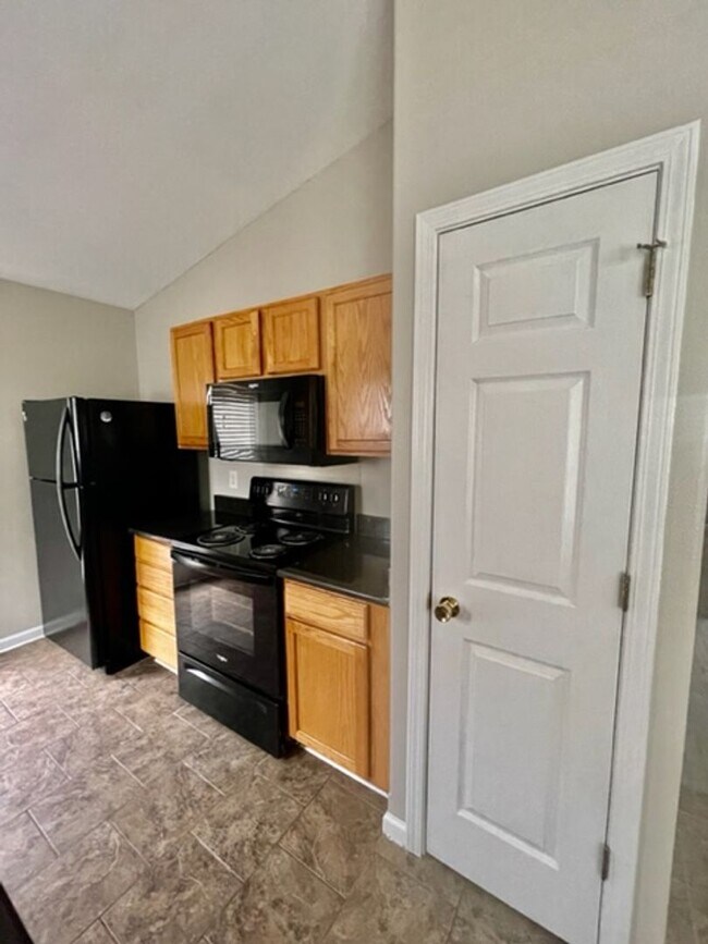 Building Photo - Welcome to the Adorable 3 bedroom 2 bath 1 car garage Home, located in the vibrant city of Charlo...