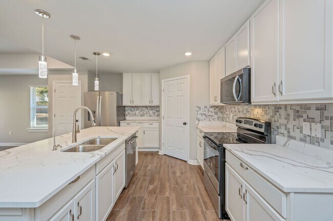 Building Photo - NEW Construction for Rent!!  IDEAL location on the edge of town!