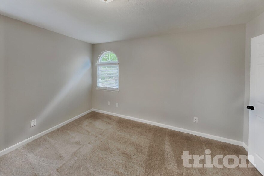 Building Photo - 2701 Riverbend Dr