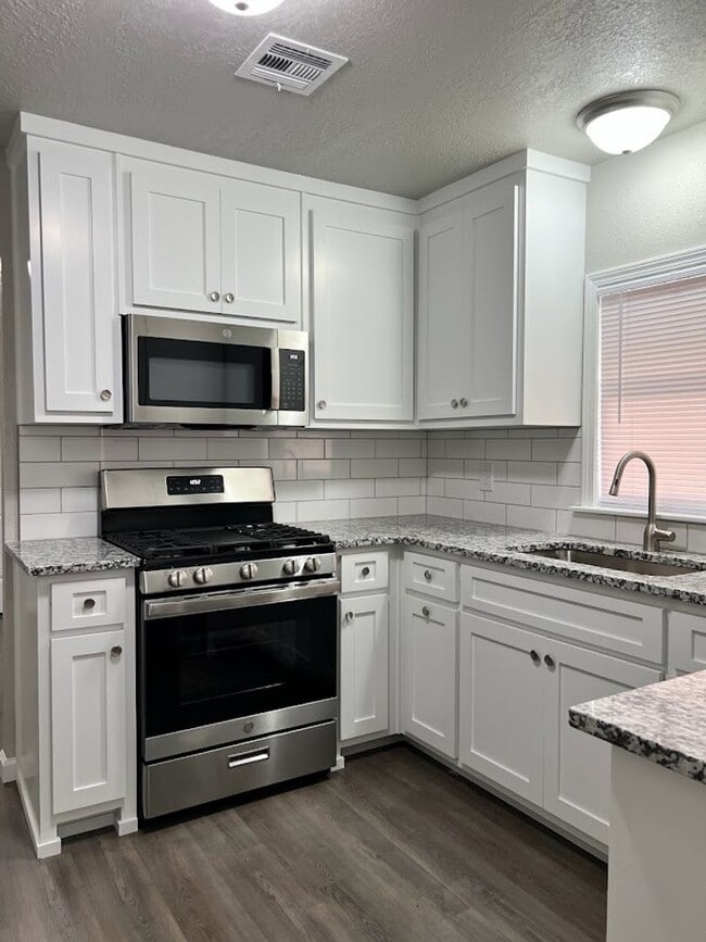 Building Photo - Beautifully Renovated 3 Bed, 1 Bath House