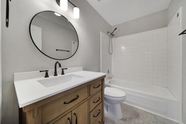 Building Photo - Lovely 3 Bed 2.5 Bath Home!