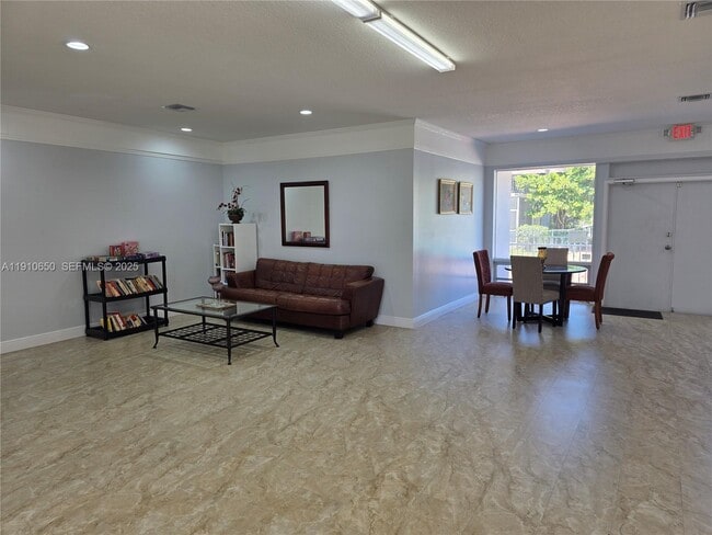 Building Photo - 10399 N Kendall Dr