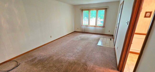 Building Photo - Welcome to this charming 2 bedroom, 1 bath...